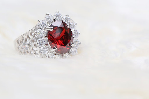 What gemstones look good with diamonds?
